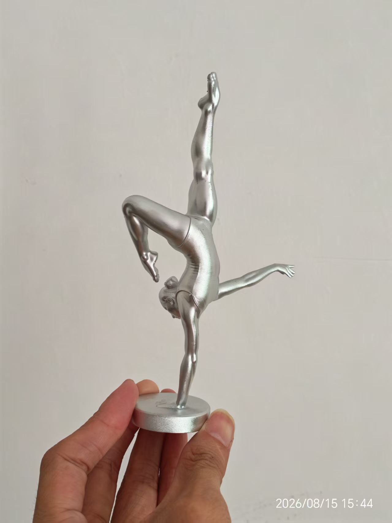 تمثال راقصة باليه متوازنة بيد  - مراجعة 3D Printing Liquid وسعره